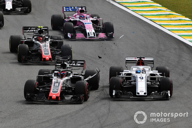 Marcus Ericsson, Sauber C37 and Romain Grosjean, Haas F1 Team VF-18 collide at the start of the race 