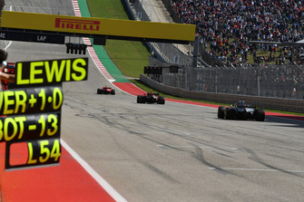 Lewis Hamilton, Mercedes-AMG F1 W09 EQ Power+ derrière Max Verstappen, Red Bull Racing RB14 et Kimi Raikkonen, Ferrari SF71H