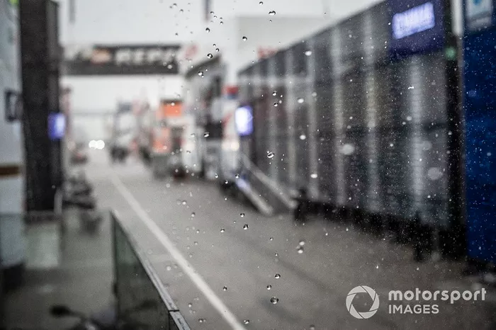 Lluvia en el paddock