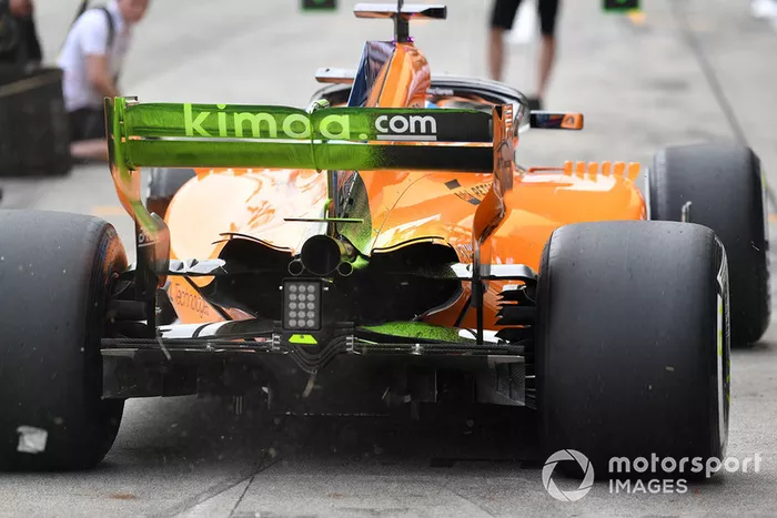 Flo-viz pintado na asa traseira da McLaren, que mais uma vez apresenta a asa traseira mais convencional