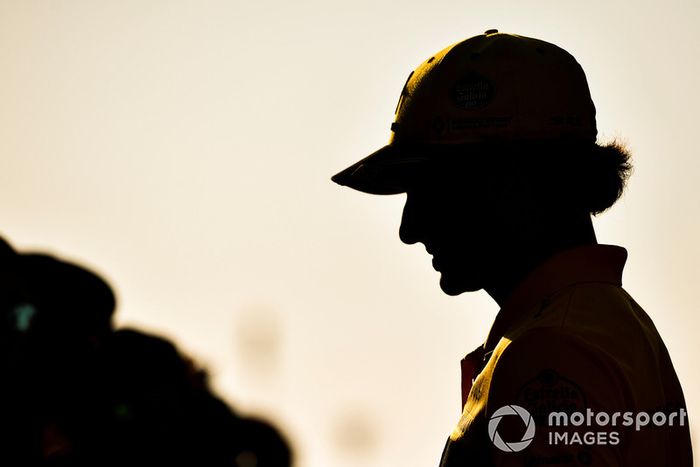 Carlos Sainz Jr., Renault Sport F1 Team firma autógrafos