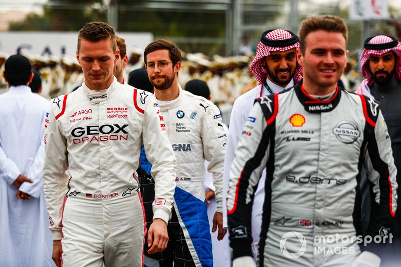 Maximilian Gunther, Dragon Racing, Alexander Sims, BMW I Andretti Motorsports, Oliver Rowland, Nissan e.Dams head back to their cars