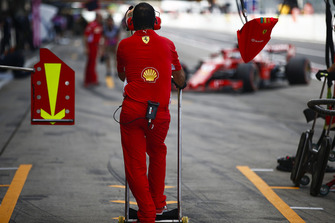 Un mécanicien Ferrari attend une voiture