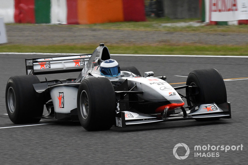 Mika Hakkinen, McLaren MP4-13 Suzuka'da 30. yıl F1 efsaneleri etkinliğinde