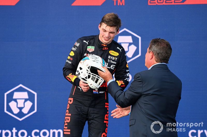 Max Verstappen, Red Bull Racing, recibe el trofeo de manos de Dan Marino y un casco de los Miami Dolphins de fútbol americano