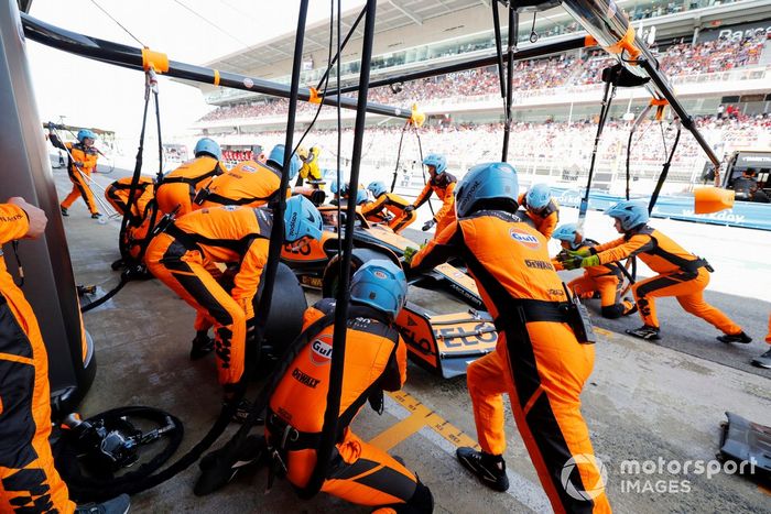 Daniel Ricciardo, McLaren MCL36, hace una parada en boxes 