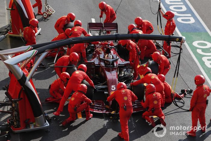 Sebastian Vettel, Ferrari SF1000, effettua una fermata