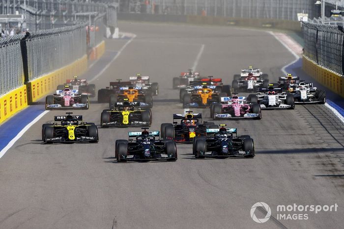 Lewis Hamilton, Mercedes F1 W11 Valtteri Bottas, Mercedes F1 W11, Max Verstappen, Red Bull Racing RB16 e Daniel Ricciardo, Renault F1 Team R.S.20 alla partenza della gara