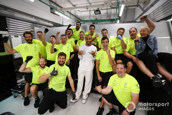 Lewis Hamilton, Mercedes, 1ª posición, celebra con su equipo tras la carrera