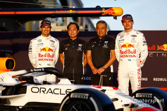 Toyoharu Tanabe, Director Técnico de F1, Honda, y Masashi Yamamoto, Director General de Honda Motorsport, con el coche de Max Verstappen, Red Bull Racing RB16B Sergio Pérez, Red Bull Racing Max Verstappen, Red Bull Racing