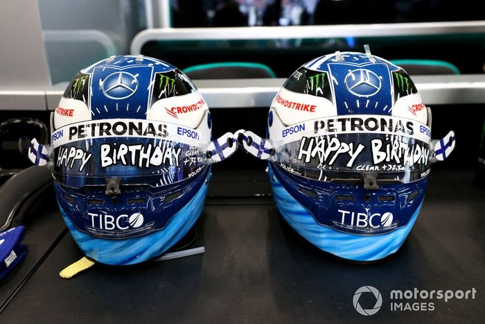 Cascos especialmente marcados para Valtteri Bottas, de Mercedes, en su cumpleaños