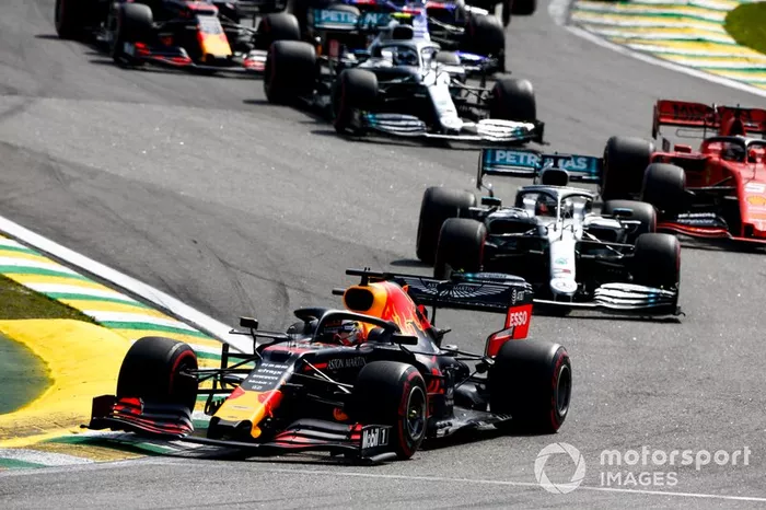 Max Verstappen, Red Bull Racing RB15, precede Lewis Hamilton, Mercedes AMG F1 W10, Charles Leclerc, Ferrari SF90, e il resto del gruppo, in Curva 1