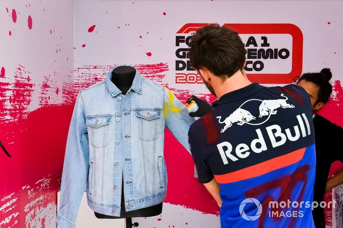 Pierre Gasly, Toro Rosso pinta ropa con spray 