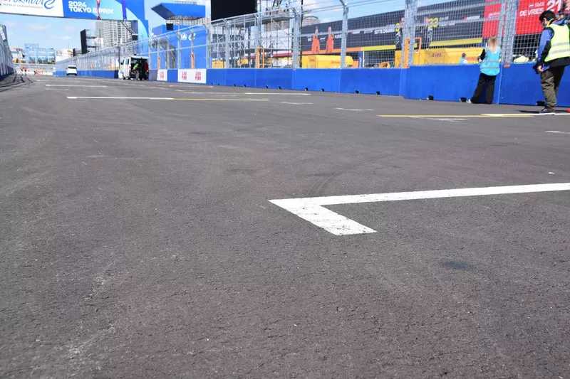 メインストレートの路面