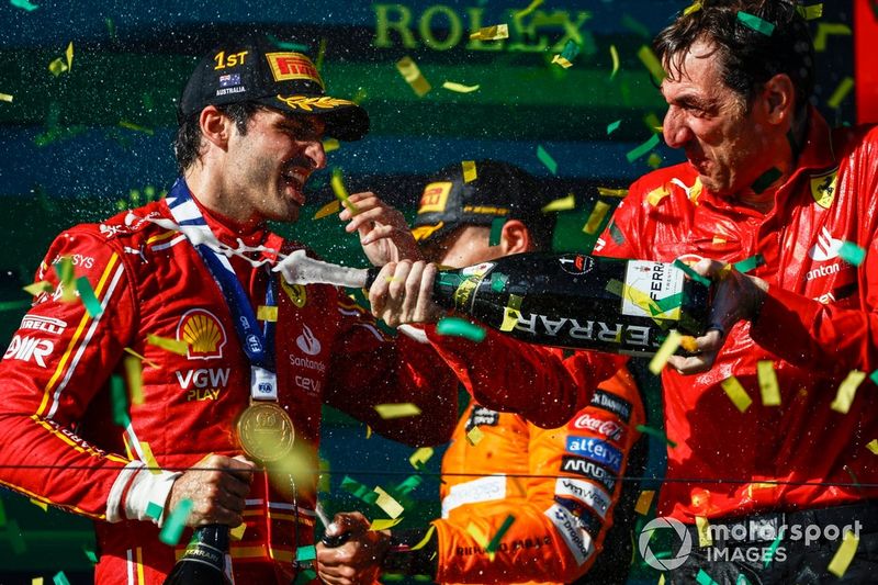 Il delegato del trofeo Ferrari spruzza champagne sul podio