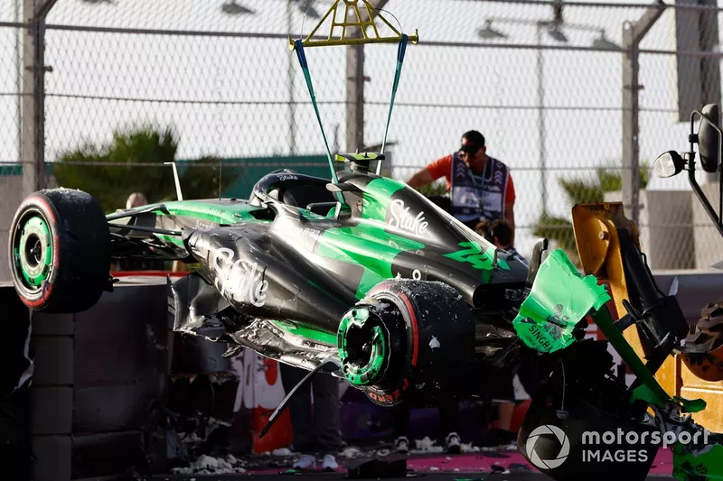 Les commissaires retirent du circuit la voiture endommagée de Zhou Guanyu, Stake F1 Team Kick Sauber C44, après un accident lors de la FP3.