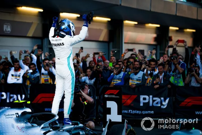 El ganador de la carrera Valtteri Bottas, Mercedes AMG F1 celebra en el Parc Ferme 