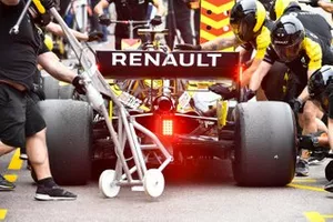 Daniel Ricciardo, Renault R.S.19, in the pits during practice