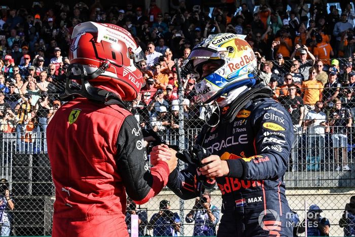 Charles Leclerc, Ferrari, felicita a Max Verstappen, Red Bull Racing por su pole position
