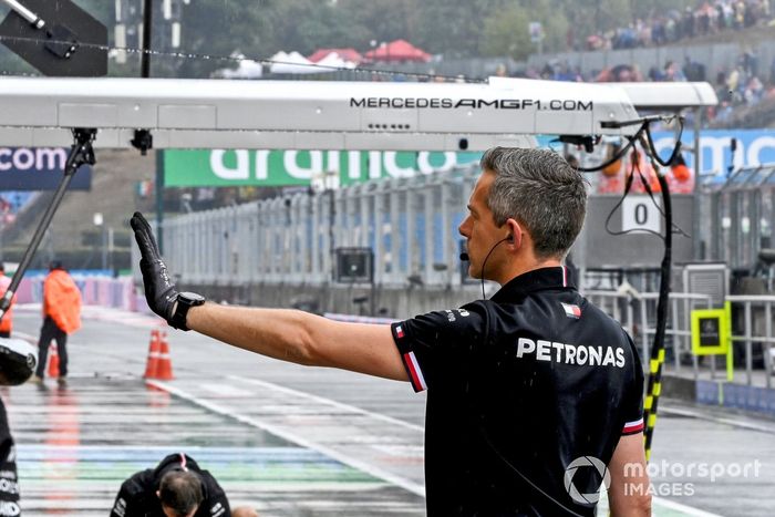 Un mecánico dirige a un conductor de Mercedes fuera del garaje