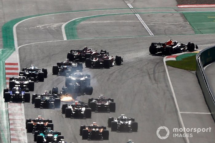 Max Verstappen, Red Bull Racing RB18, Charles Leclerc, Ferrari F1-75, Carlos Sainz, Ferrari F1-75, George Russell, Mercedes W13, el resto de la parrilla al inicio de la carrera Sprint