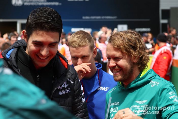 Esteban Ocon, Alpine F1 Team, Mick Schumacher, Haas F1 Team y Sebastian Vettel, Aston Martin, caminando hacia el autobús del desfile de pilotos