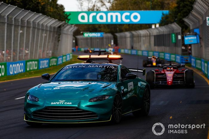 El coche de seguridad Charles Leclerc, Ferrari F1-75 ,y Max Verstappen, Red Bull Racing RB18