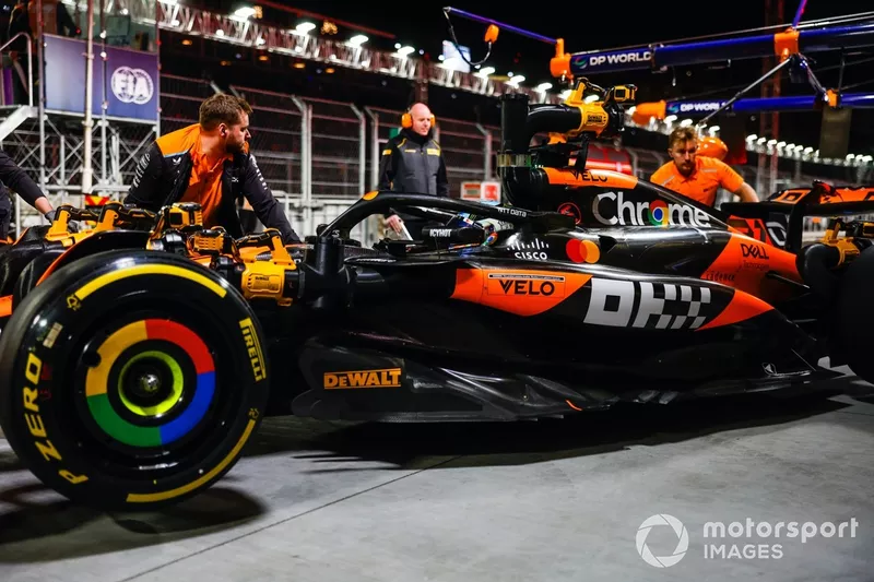 Oscar Piastri, McLaren MCL38, rentre au garage
