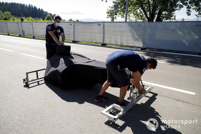 Miembros de AlphaTauri con parte del cockpit