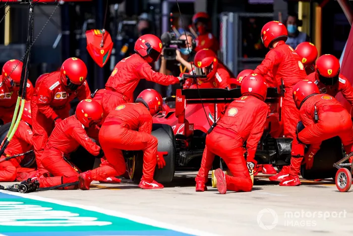 Sebastian Vettel, Ferrari SF1000, en pits