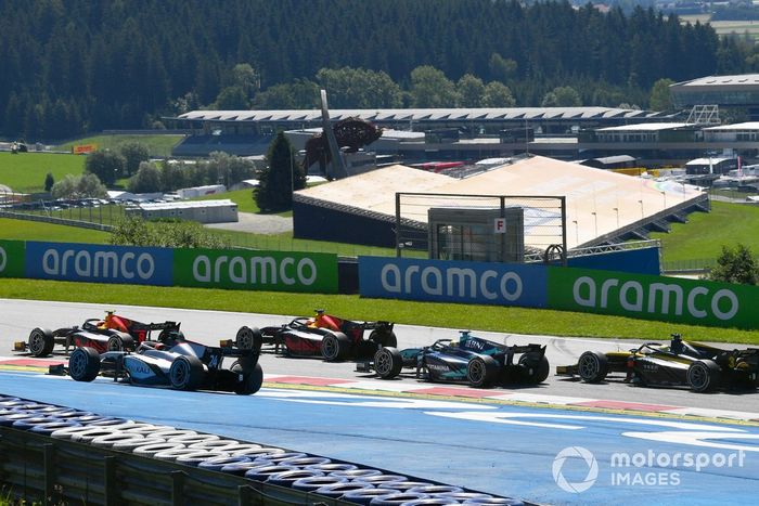 Salida: Jehan Daruvala, Carlin, Yuki Tsunoda, Carlin, Nikita Mazepin, Hitech Grand Prix, Sean Gelael, Dams, y Guanyu Zhou, UNI-Virtuosi