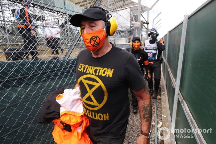 Miembros de Extinction Rebellion sacados de la pista