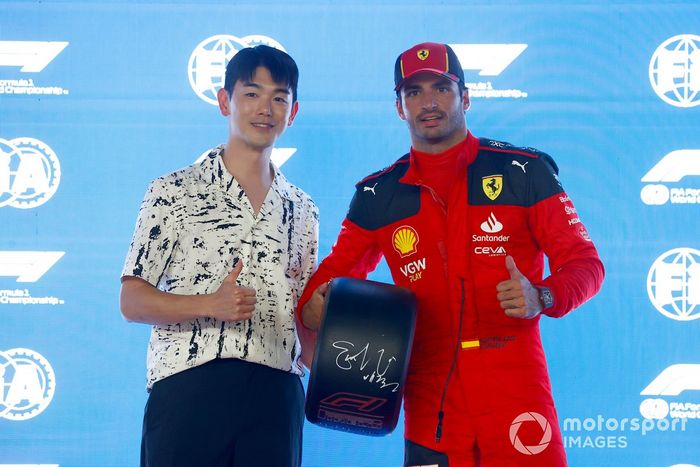 El hombre de la pole Carlos Sainz, Scuderia Ferrari, recibe su Premio Pirelli a la Pole Position de manos de Eric Nam.