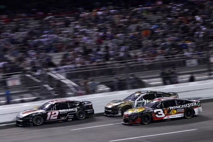 Ryan Blaney, Team Penske Ford, Austin Dillon, Richard Childress Racing Chevrolet