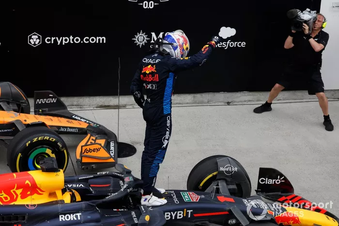 Max Verstappen, Red Bull Racing, 1ère position, fête son arrivée au Parc Ferme
