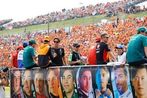 George Russell, Mercedes-AMG F1 Team, saluda a Lando Norris, McLaren F1 Team, durante el desfile de pilotos.