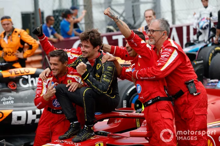 Charles Leclerc, Scuderia Ferrari, 1ª posición, celebra con su equipo en Parc Ferme 