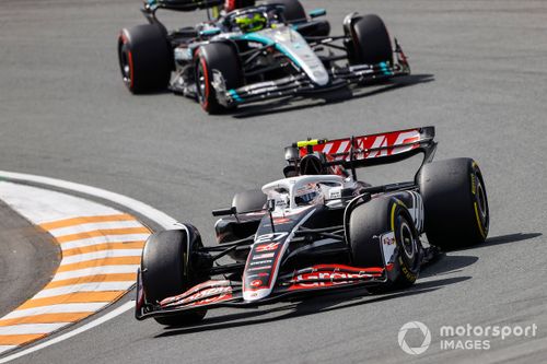 Nico Hulkenberg, Haas VF-24, Lewis Hamilton, Mercedes F1 W15