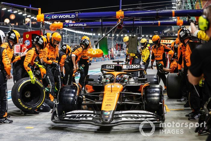 Oscar Piastri, McLaren MCL38, hace una parada en boxes