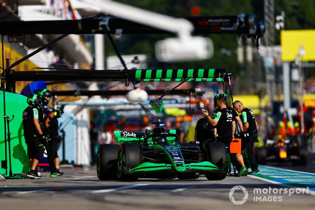 Valtteri Bottas, Stake F1 Team Kick Sauber C44, w boksie