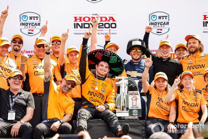 Patricio O'Ward, Arrow McLaren Chevrolet, podio, equipo, sombrero