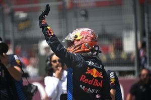 Max Verstappen, Red Bull Racing, 1ª posição, acena do Parc Ferme após o Sprint