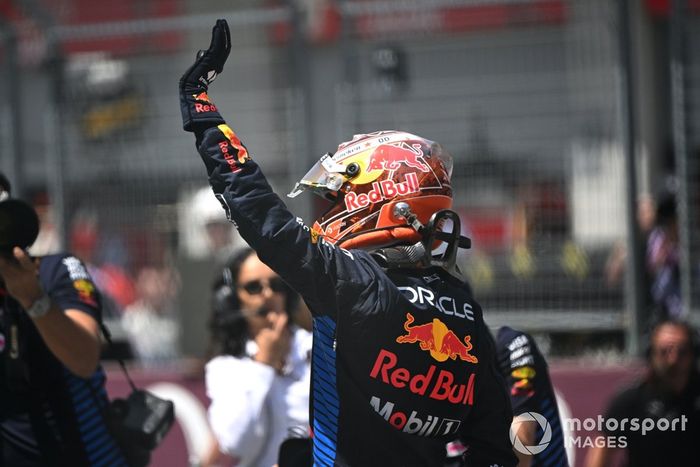 Max Verstappen, Red Bull Racing, 1ª posição, acena do Parc Ferme após o Sprint