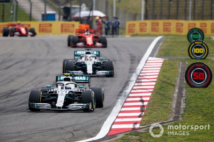 Valtteri Bottas, Mercedes AMG W10 leads Lewis Hamilton, Mercedes AMG F1 W10 and Sebastian Vettel, Ferrari SF90 on the formation lap