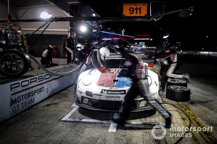 #911 Porsche GT Team Porsche 911 RSR, GTLM: Patrick Pilet, Nick Tandy, Frederic Makowiecki, pit stop