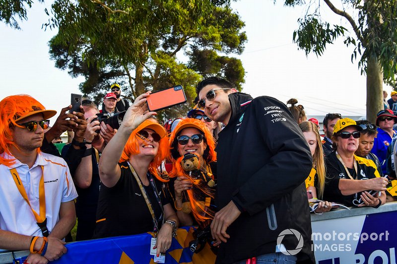 Esteban Ocon, Mercedes AMG F1, posa per un selfie con una tifosa