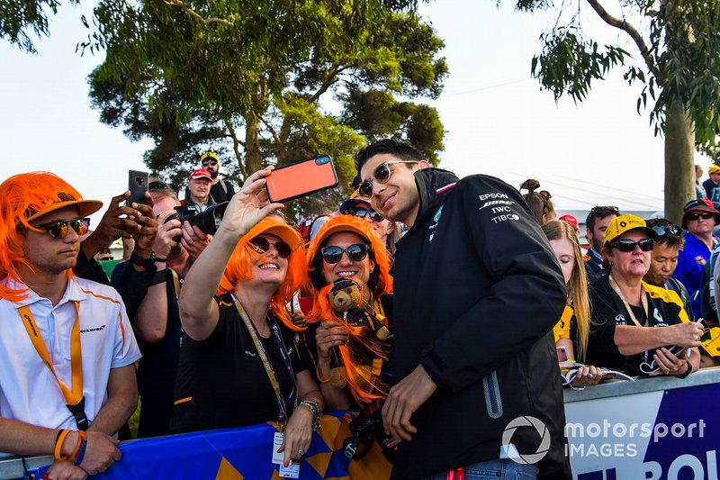 Esteban Ocon, Mercedes AMG F1, prend un selfie 