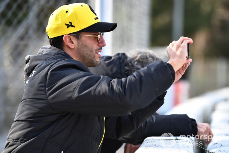 Daniel Ricciardo, Renault F1 Team e Alain Prost, consigliere speciale Renault F1 Team, guardano l'azione da bordo pista