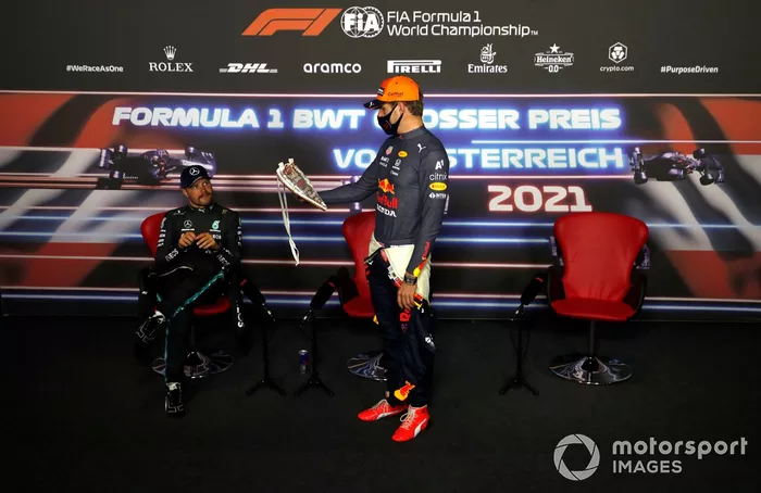 Valtteri Bottas, Mercedes, Max Verstappen, Red Bull Racing, en la conferencia de prensa
