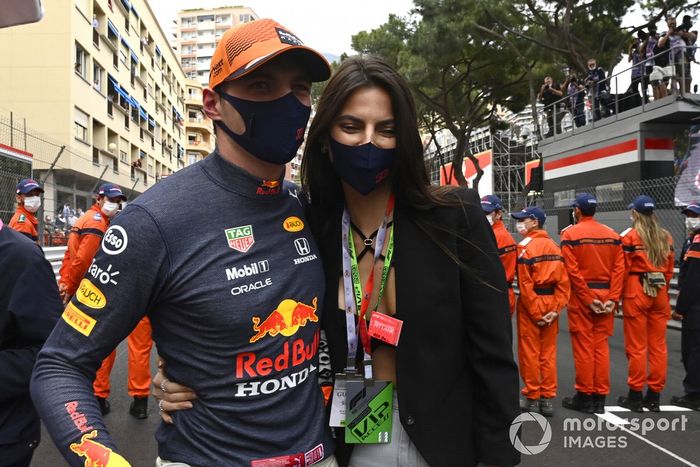 Kelly Piquet novia de Max Verstappen, Red Bull Racing celebran el primer lugar